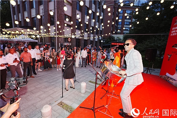 來自特多的藝術(shù)家在慶祝儀式上表演特多鋼鼓。人民網(wǎng)記者 趙益普攝