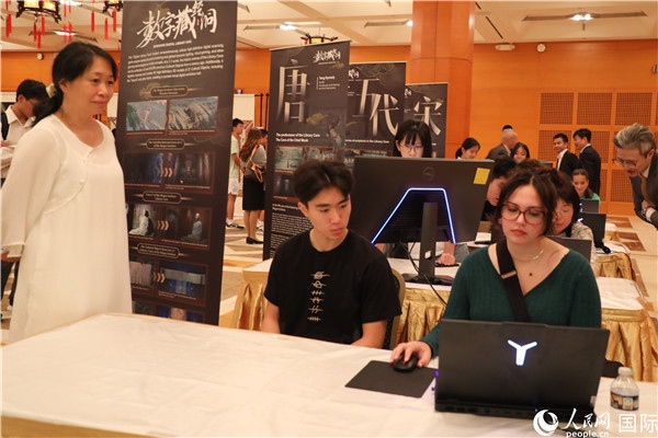 在活動現(xiàn)場，當(dāng)?shù)孛癖婓w驗“數(shù)字藏經(jīng)洞”云游戲，沉浸式體驗敦煌文化。 人民網(wǎng)記者 李志偉攝