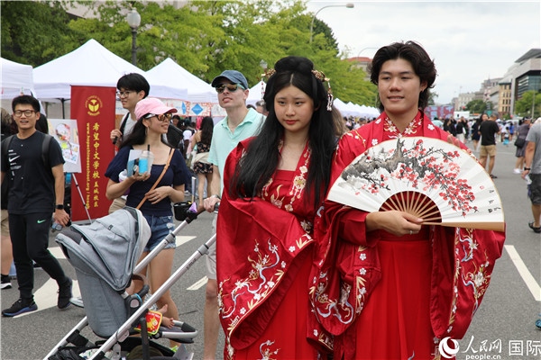 5、當(dāng)?shù)厝A僑華人身穿漢服參加文化節(jié)。 人民網(wǎng)記者 李志偉攝