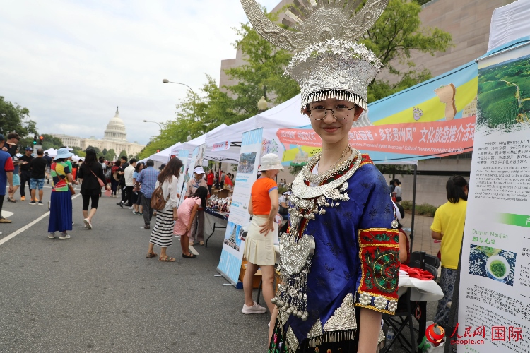 在第22屆美國華盛頓“中國文化節(jié)”上，一名當(dāng)?shù)孛癖娚泶┲袊贁?shù)民族服飾。人民網(wǎng)記者 李志偉攝