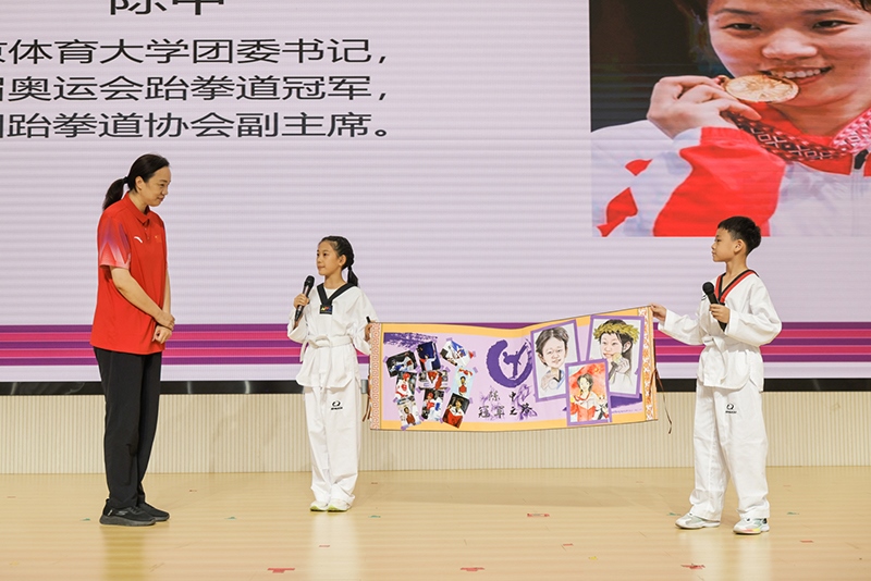 兩位學(xué)生小記者對(duì)話陳中老師。學(xué)校供圖