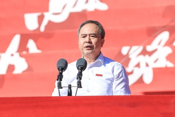 中國(guó)科學(xué)院院士、大連理工大學(xué)校長(zhǎng)賈振元在2024級(jí)新生開(kāi)學(xué)典禮上致辭。校方供圖