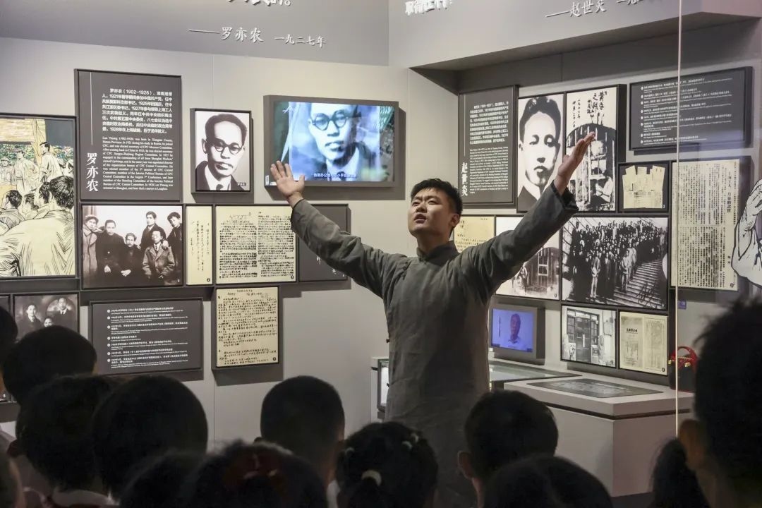 勞模身穿長袍再現(xiàn)烈士事跡。徐匯區(qū)總工會供圖