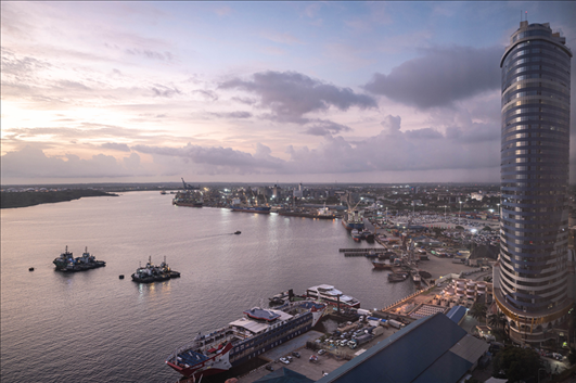 這是2023年12月29日拍攝的日出時(shí)分的坦桑尼亞達(dá)累斯薩拉姆港。新華社記者 王冠森 攝