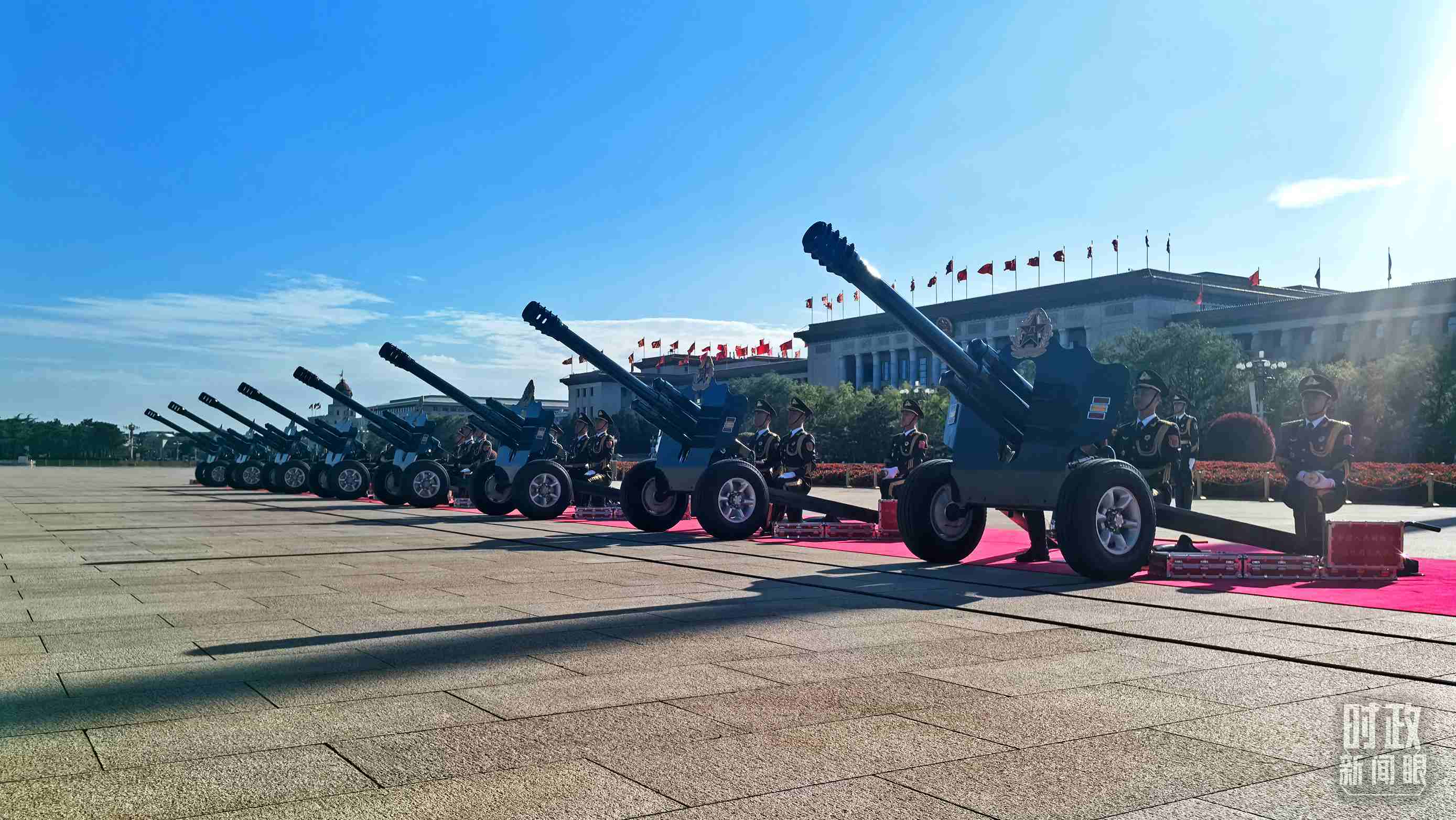 △天安門(mén)廣場(chǎng)的禮炮。（總臺(tái)央視記者王子杭拍攝）