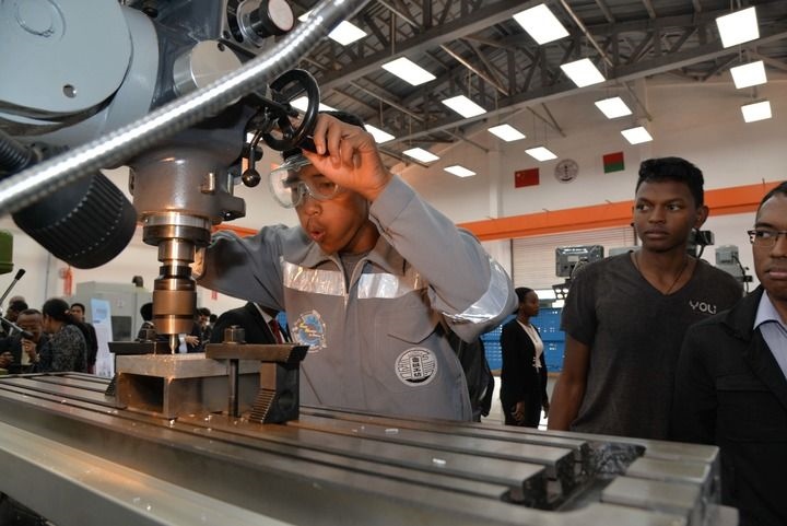 2024年4月26日，在馬達(dá)加斯加首都塔那那利佛，塔那那利佛大學(xué)理工學(xué)院的學(xué)生在魯班工坊操作設(shè)備。新華社發(fā)（西塔卡·拉喬納里松攝）