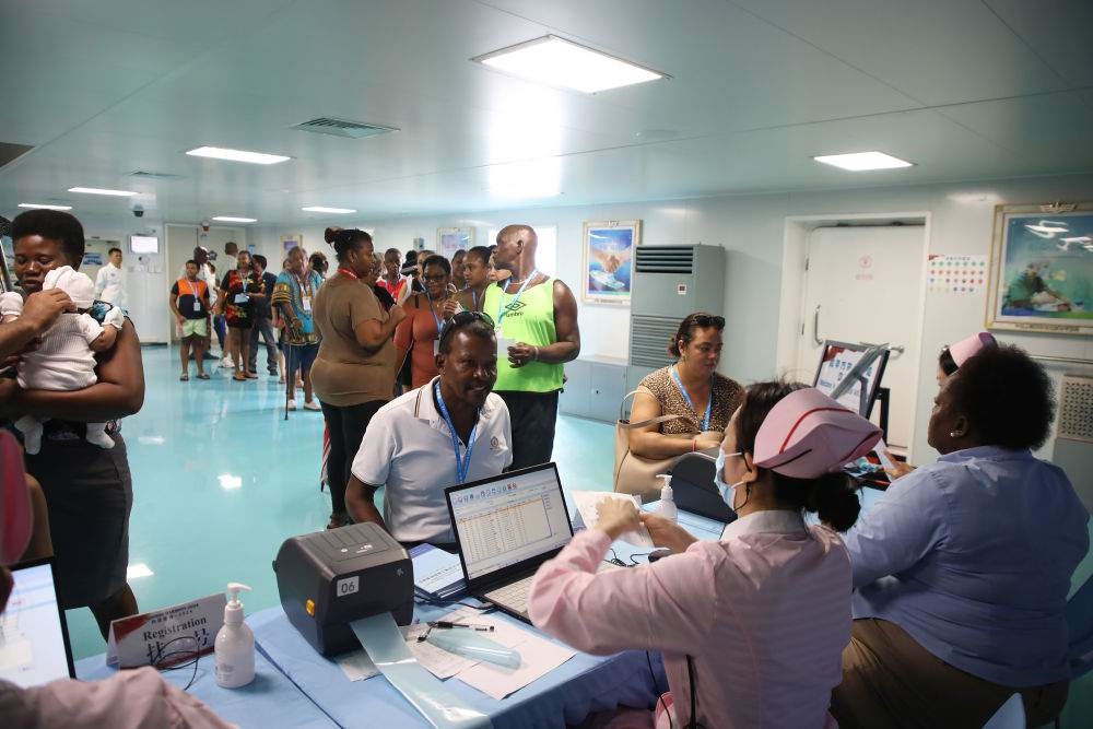 2024年7月8日，塞舌爾民眾在中國海軍“和平方舟”號醫(yī)院船上排隊就診。