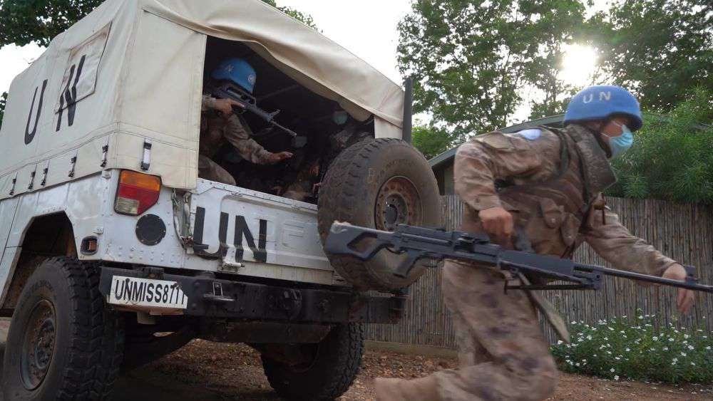 2022年7月27日，中國第八批赴南蘇丹（朱巴）維和步兵營百人防暴隊抵達預(yù)定區(qū)域，進行綜合防衛(wèi)演練。針對南蘇丹社會安全問題及近期在剛果（金）東部地區(qū)發(fā)生的針對聯(lián)合國剛果（金）穩(wěn)定特派團的抗議示威活動，中國第八批赴南蘇丹（朱巴）維和步兵營于日前組織UN HOUSE（聯(lián)合國之家）綜合防衛(wèi)演練，以應(yīng)對可能出現(xiàn)的難民涌入、營門遇襲、暴恐威脅等突發(fā)情況。