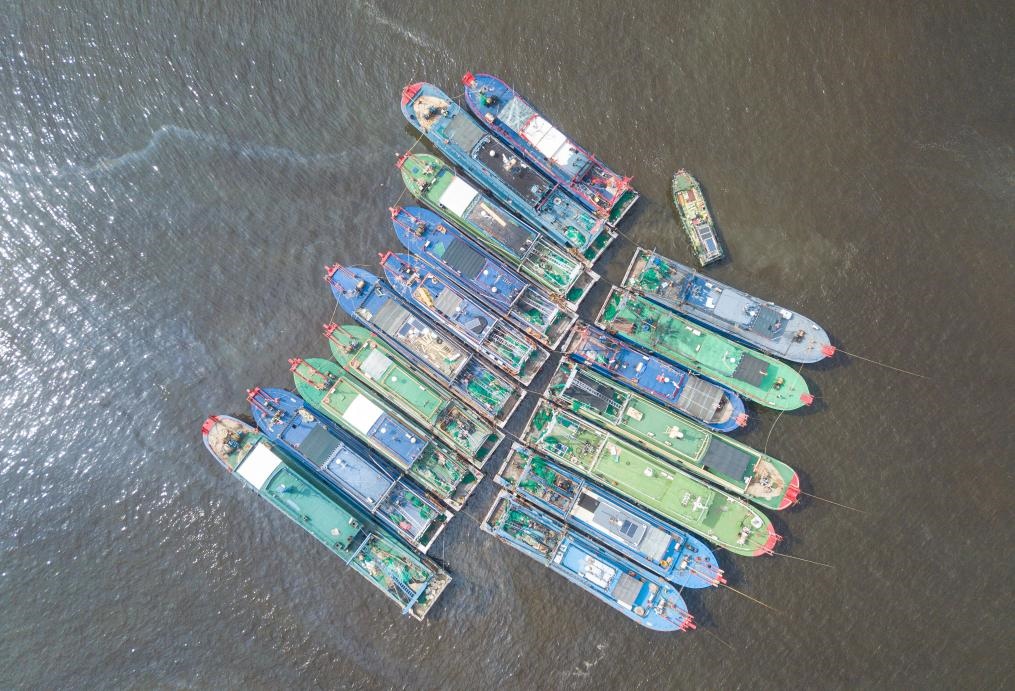 9月4日，船只在海南省?？谑行赂鄞a頭?？勘茱L(fēng)（無(wú)人機(jī)照片）。新華社記者 蒲曉旭 攝