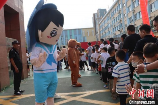 圖為衡水市新苑小學(xué)，老師穿上玩偶服裝歡迎新生入學(xué)。王天祥 攝