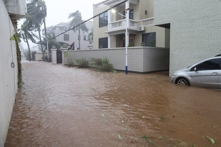 臺(tái)風(fēng)“摩羯”導(dǎo)致海南部分地區(qū)出現(xiàn)洪澇。新華社記者 張麗蕓 攝