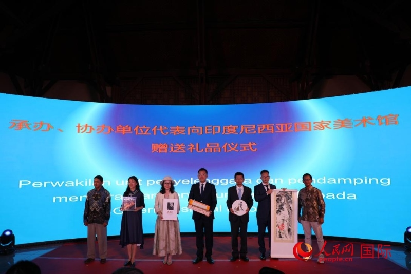 在展覽開幕式現(xiàn)場，本次展覽的承辦、協(xié)辦單位代表向印尼國家美術(shù)館贈送禮品。人民網(wǎng)記者 曹師韻攝