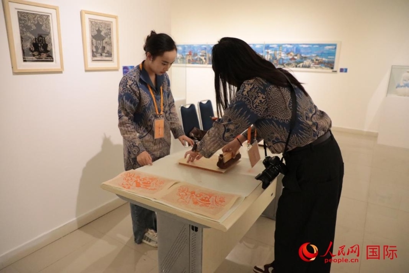 展覽現(xiàn)場的拓印技藝體驗(yàn)工坊。人民網(wǎng)記者曹師韻攝