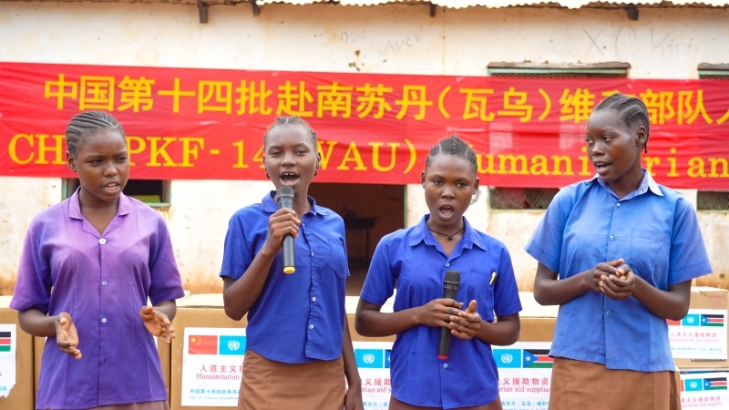 動(dòng)聽(tīng)的歌聲歡迎中國(guó)官兵。王軍杰攝