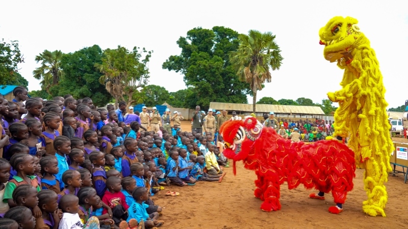 舞獅活動(dòng)引發(fā)現(xiàn)場(chǎng)熱烈掌聲。謝坤攝