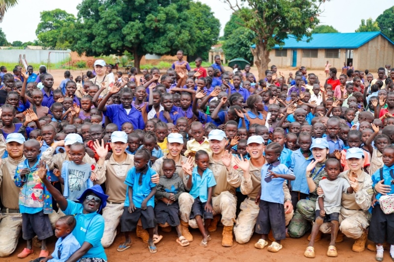 維和官兵與學(xué)生進(jìn)行合影。殷亦豪攝