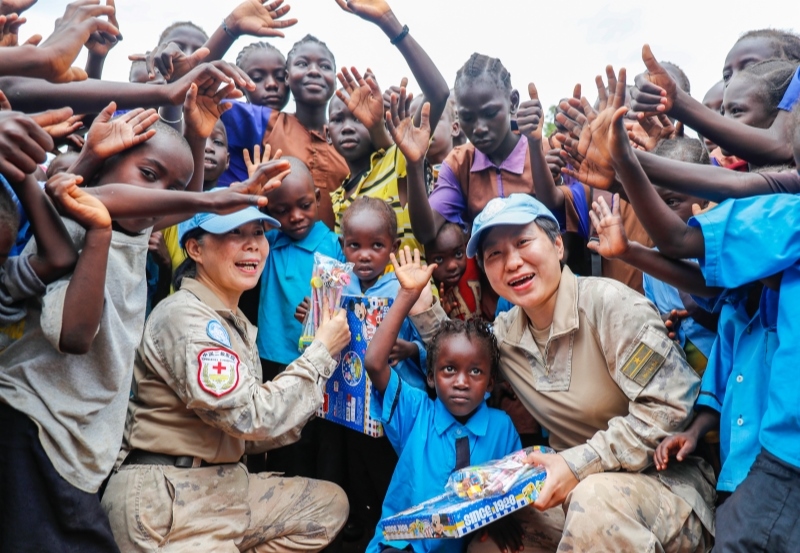 學(xué)生對(duì)中國(guó)官兵援助表達(dá)感謝。王皓宇攝