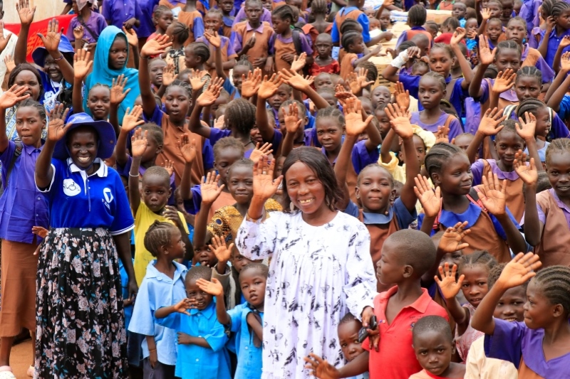 學(xué)校師生送別維和官兵。王軍杰攝