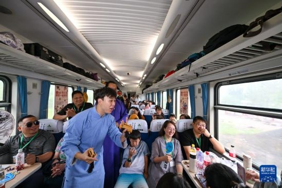 9月7日，相聲演員在S910列車上為旅客表演快板。
