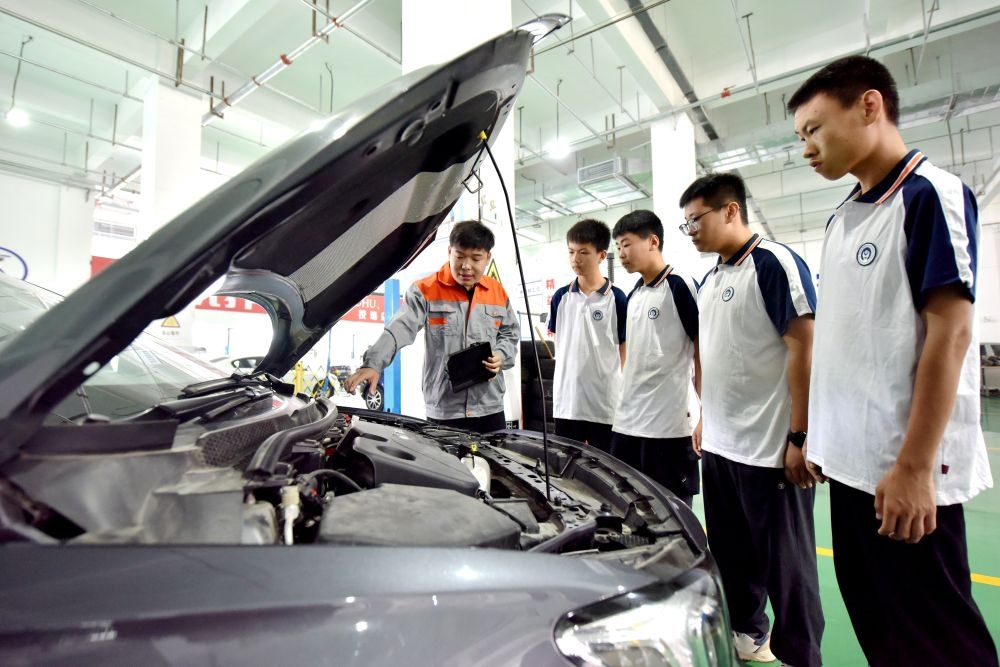 2024年6月7日，河北省邢臺(tái)市威縣職業(yè)技術(shù)教育中心教師在指導(dǎo)學(xué)生學(xué)習(xí)汽車維修技術(shù)。新華社記者 王曉 攝