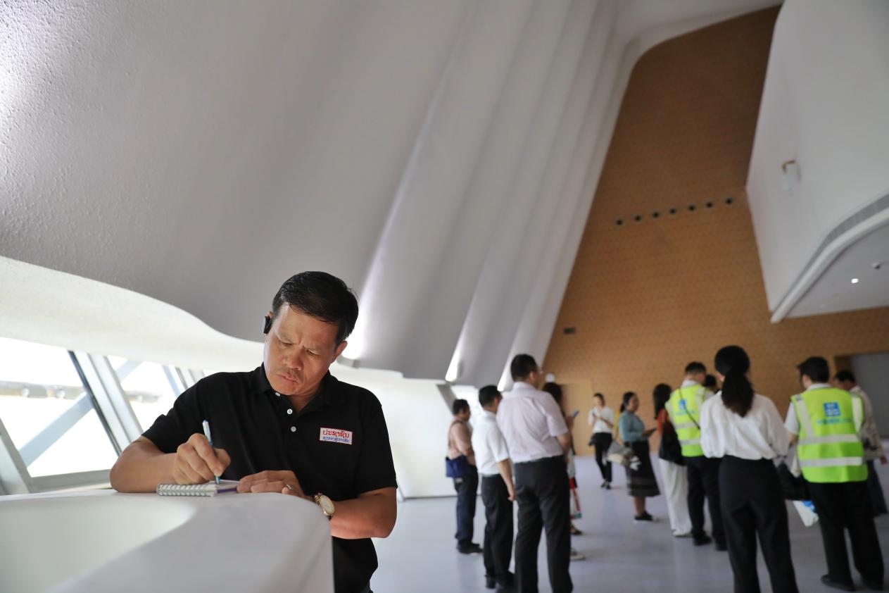 亞洲媒體考察團(tuán)參觀綜合劇場外墻?！吨袊?jīng)濟(jì)周刊》記者 肖翊攝