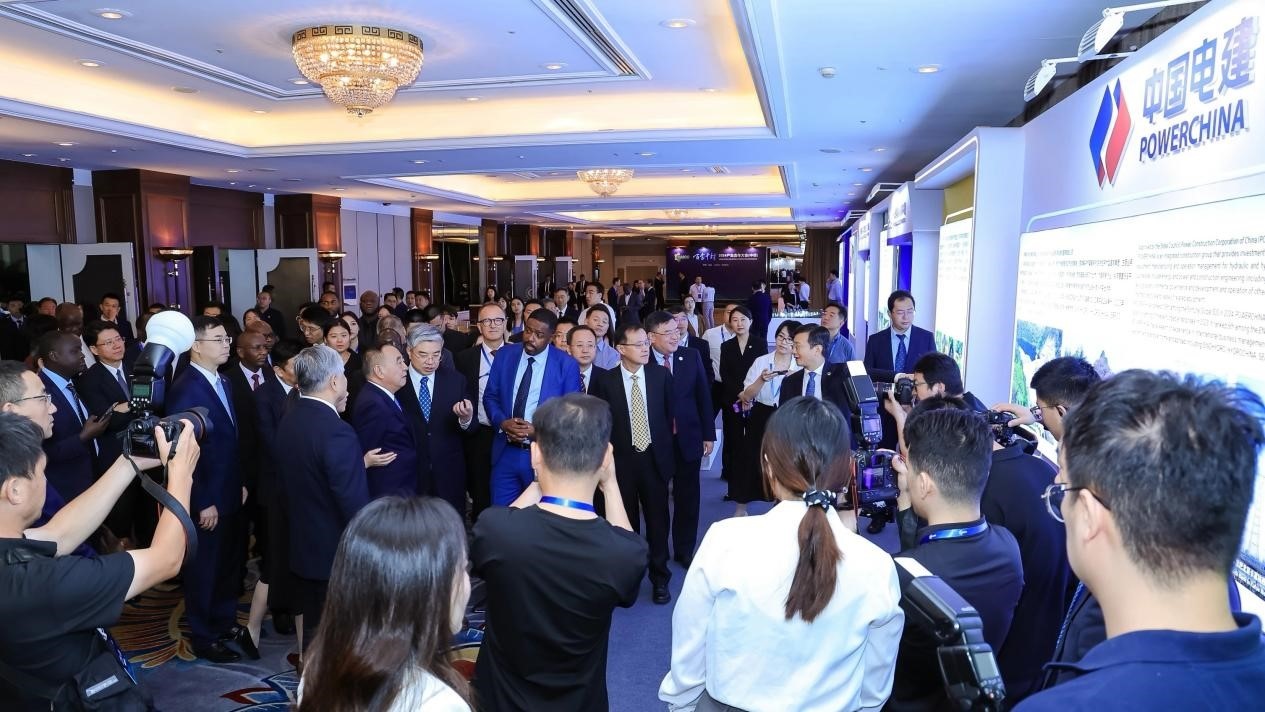 與會嘉賓參觀主題展覽。主辦方供圖