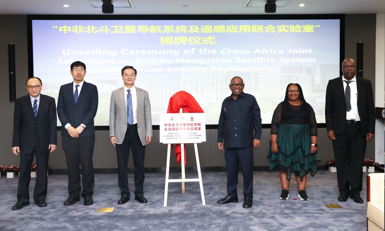 中非北斗衛(wèi)星導(dǎo)航系統(tǒng)及遙感應(yīng)用聯(lián)合實(shí)驗(yàn)室在北京航空航天大學(xué)揭牌。校方供圖