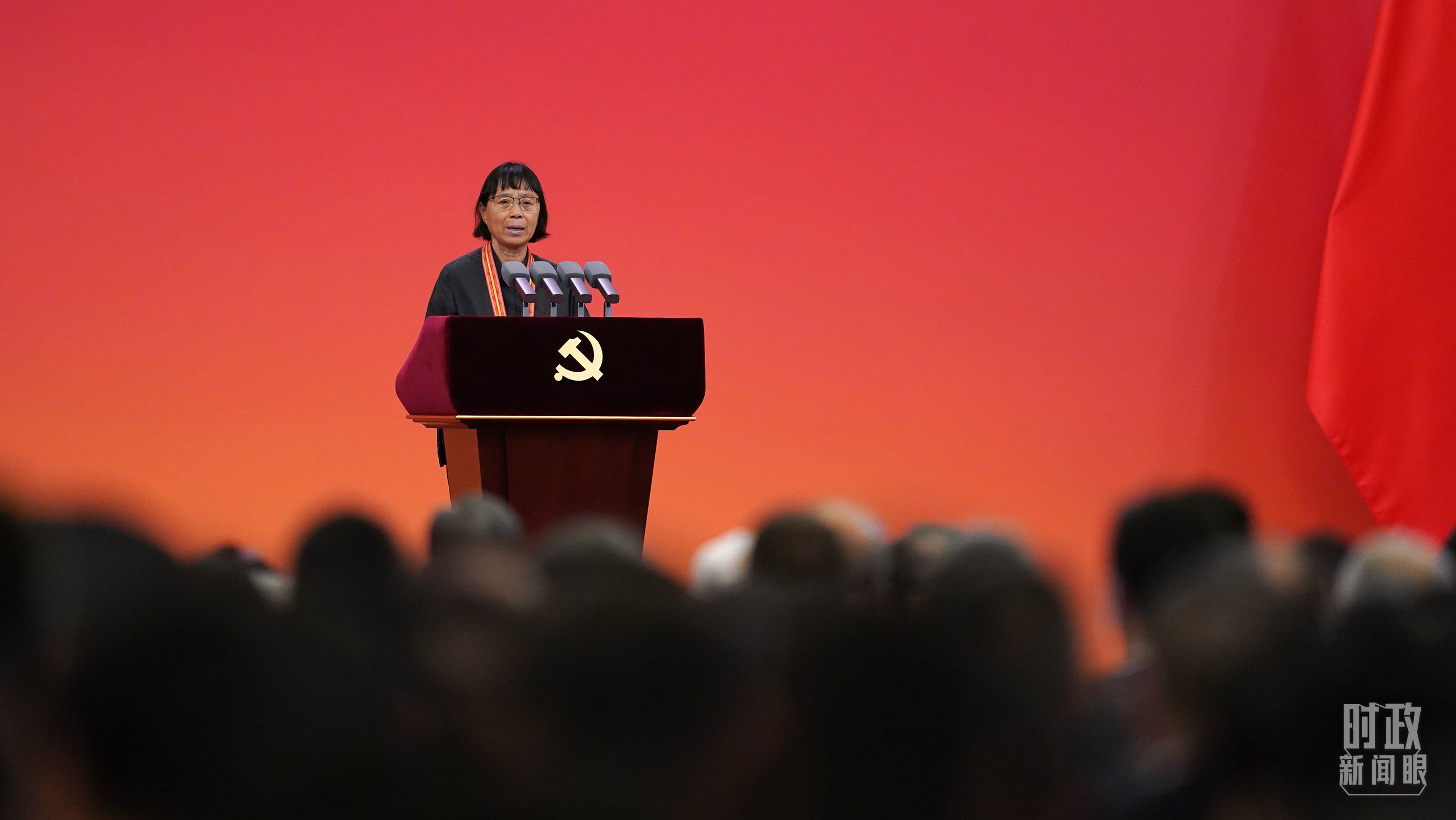  △2021年6月，幫助數(shù)千名貧困山區(qū)女孩圓夢大學的人民教師張桂梅，代表“七一勛章”獲得者發(fā)言。（總臺國廣記者李晉拍攝）