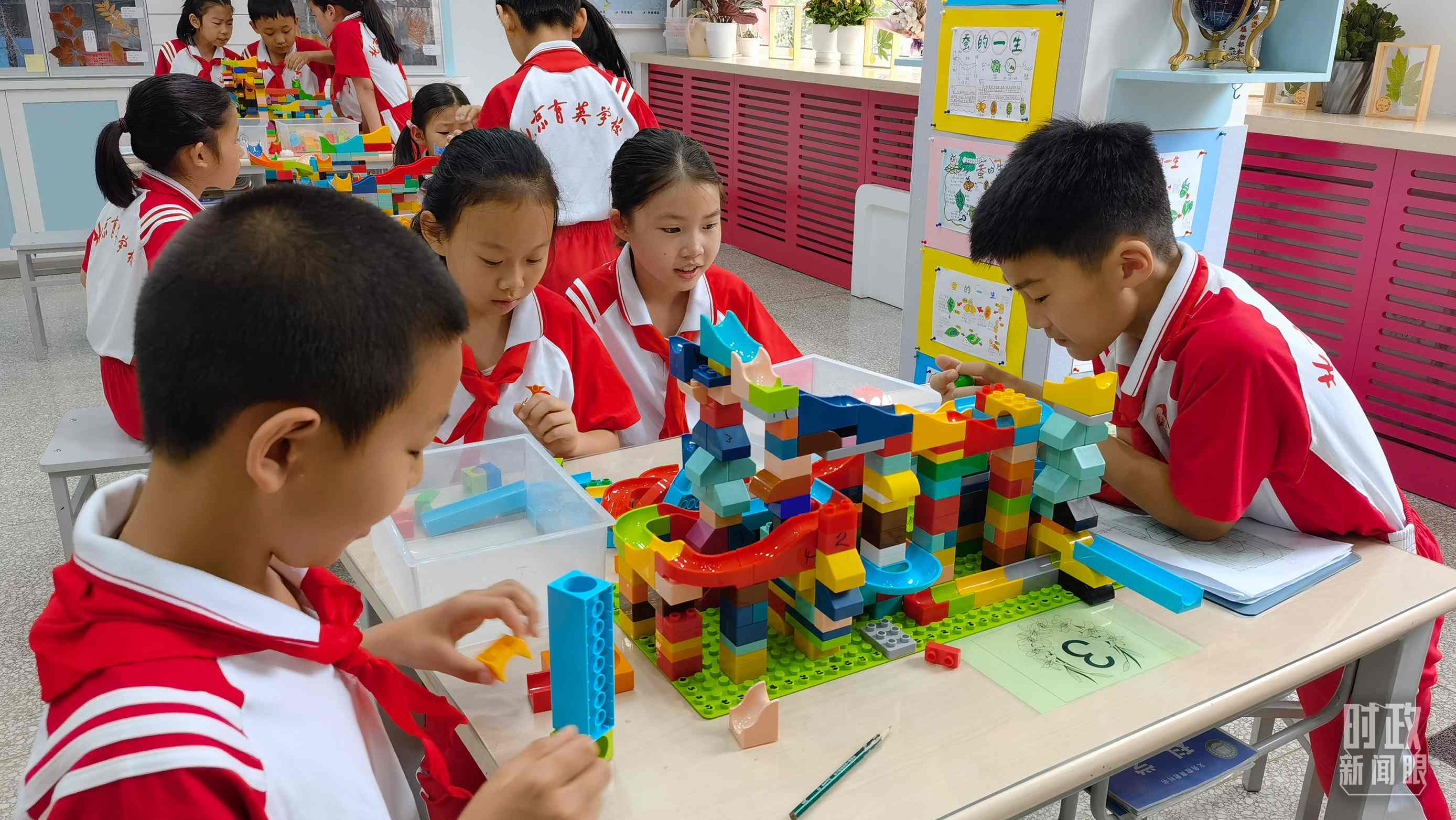  △這是北京育英學校的科學教室。2023年5月，習近平在這里調(diào)研時，希望同學們從小樹立“科技創(chuàng)新、強國有我”的志向。（總臺央視記者石丞拍攝）