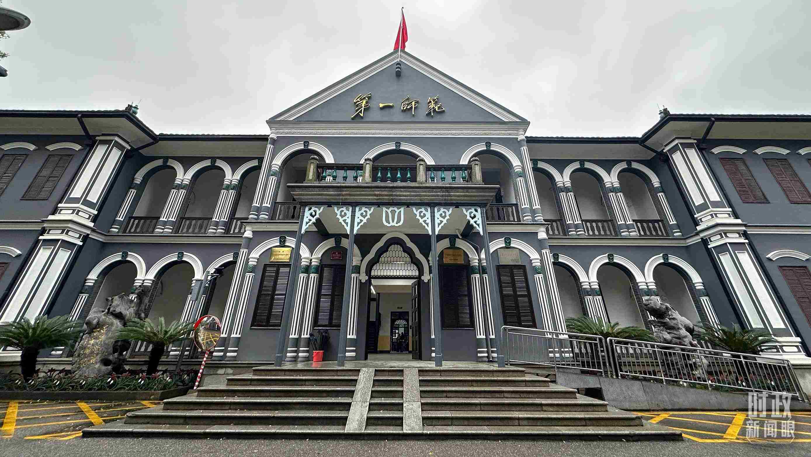  △2024年3月，習近平來到湖南第一師范學院（城南書院校區(qū)）考察。當時他說，國家要強大，必須辦好教育。（總臺央視記者覃思拍攝）