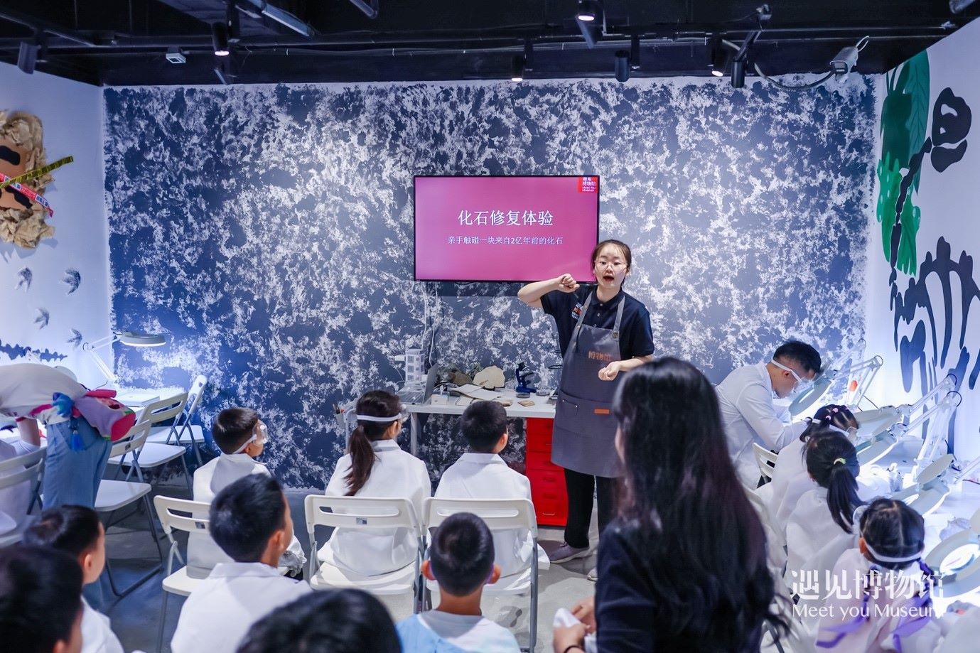 3. 小朋友們在“2億年的地球記憶——恐龍化石特展”體驗當“小小科學家”。遇見博物館供圖