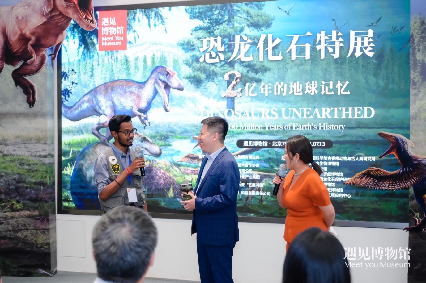 8. 中國科學院古脊椎動物與人類研究所特別研究助理保羅·拉米向游客介紹“2億年的地球記憶——恐龍化石特展”。遇見博物館供圖