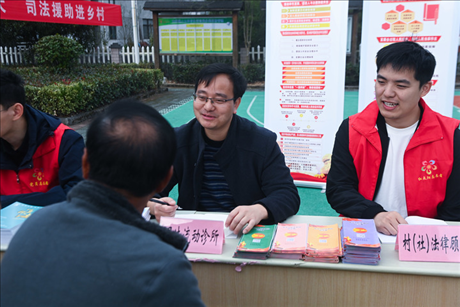 2022年11月9日，在杭州市臨安區(qū)太陽鎮(zhèn)上太陽村，臨安區(qū)太陽司法所所長方凱（右二）現(xiàn)場解答法律問題。 新華社記者 徐昱 攝