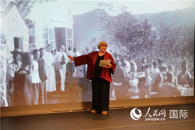 2、美國(guó)“鼓嶺之友”代表穆言靈講述友好故事。 人民網(wǎng)記者 李志偉攝