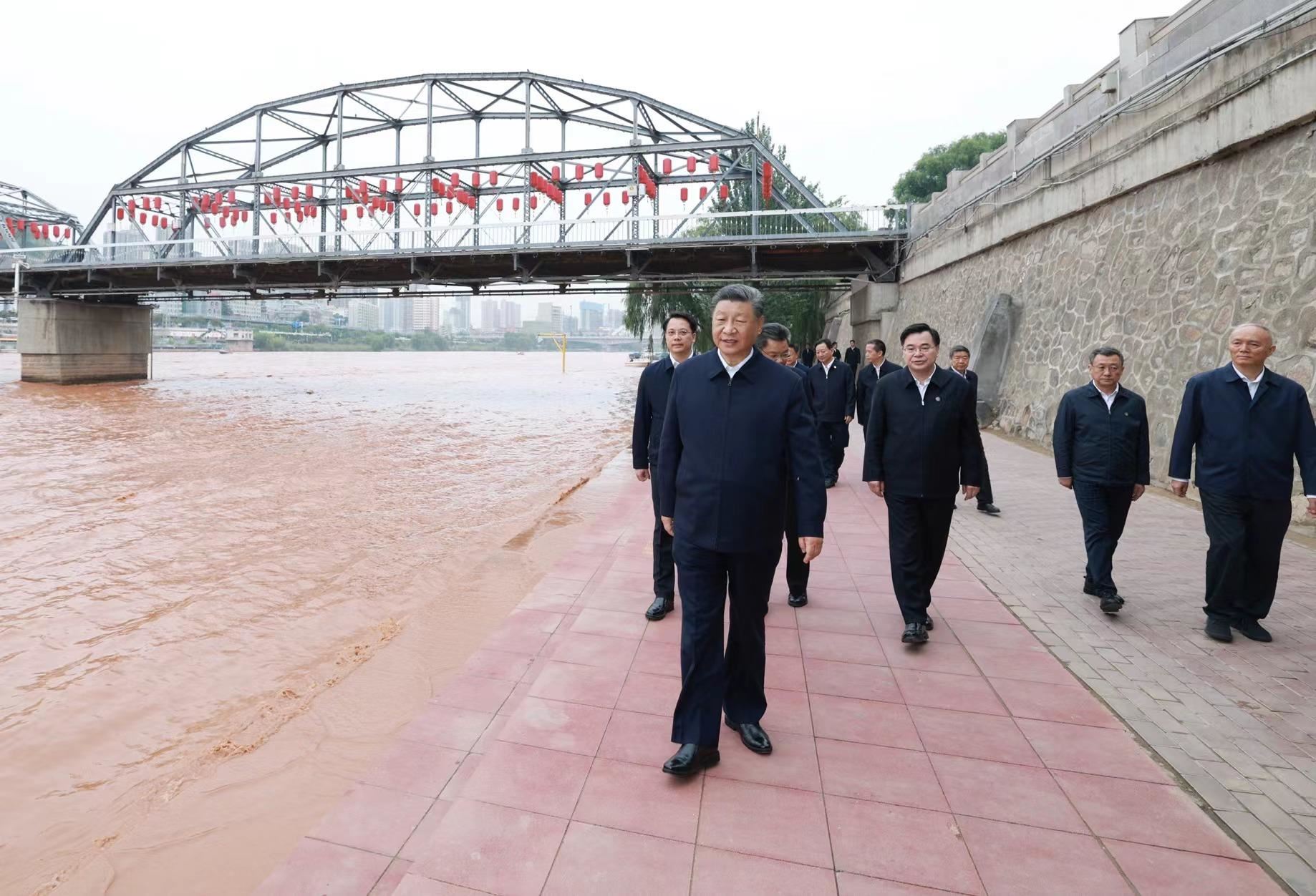 △9月11日下午，甘肅蘭州市黃河蘭州中山橋段，習(xí)近平總書記了解當(dāng)?shù)赝苿?dòng)黃河流域生態(tài)保護(hù)等情況。