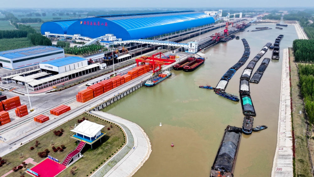 2024年4月24日，船舶行駛在山東濟(jì)寧港航梁山港航道上（無人機(jī)照片）。近年來，山東省加快構(gòu)建沿黃陸海大通道，有效促進(jìn)黃河流域各省區(qū)物流降本增效，實(shí)現(xiàn)更高水平對(duì)外開放。
