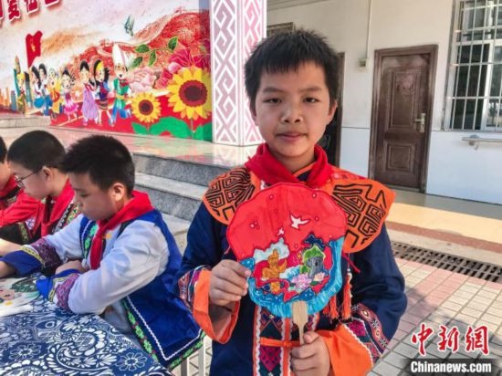 翠竹小學(xué)學(xué)生展示自己繪制的團扇作品。蔣豐慧 攝