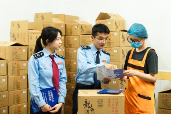 國(guó)家稅務(wù)總局平樂縣稅務(wù)局青年服務(wù)隊(duì)深入本土月餅生產(chǎn)銷售企業(yè)，精準(zhǔn)推送適用稅惠政策，為香甜的月餅增添“稅滋味”。任斯林?jǐn)z