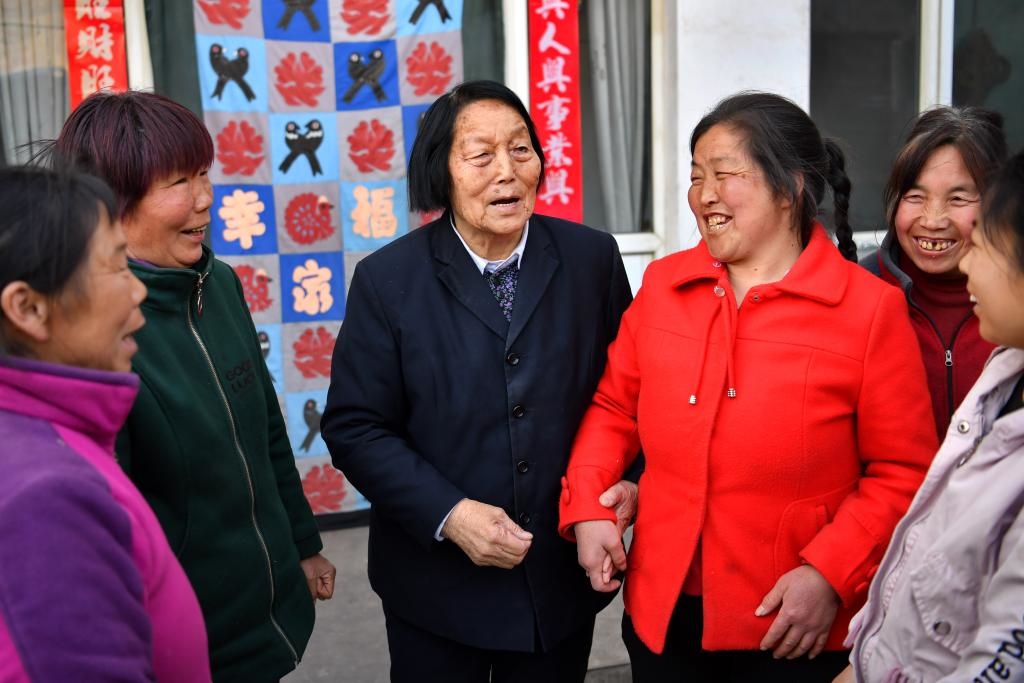 2019年3月23日，申紀(jì)蘭（左三）在山西省平順縣西溝村與村民分享全國兩會精神。新華社記者 曹陽 攝