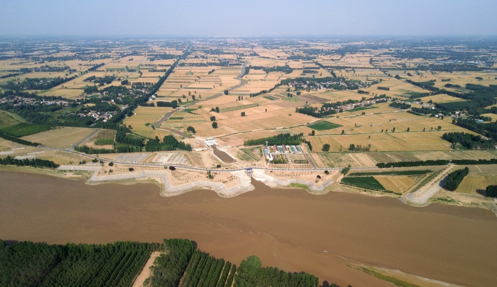 2024年6月19日，位于黃河高青段的馬扎子引黃閘開閘引水（無人機(jī)照片）。5月1日至6月18日，山東省累計(jì)啟用引黃閘63座，引黃河水量10.06億立方米，保障農(nóng)業(yè)灌溉需求。