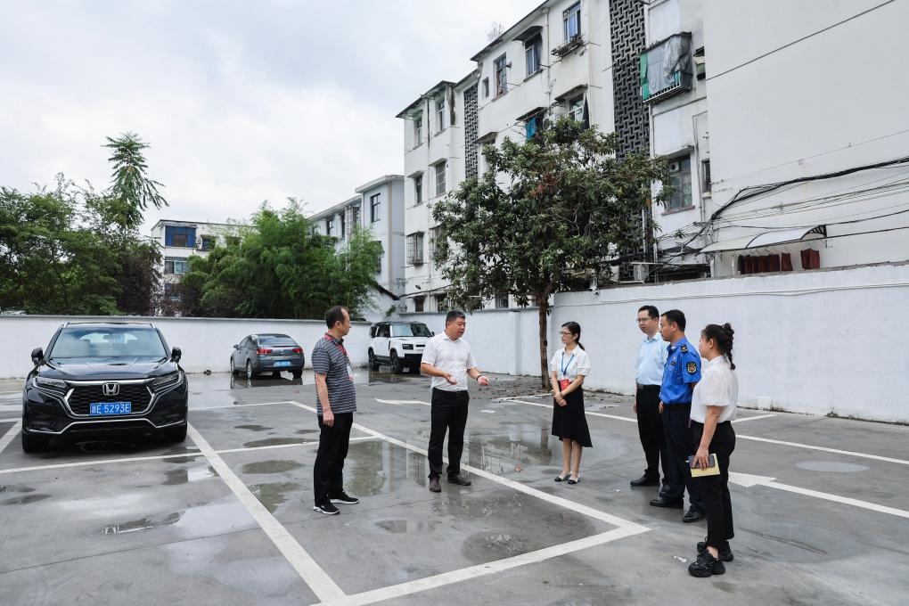 2024年9月11日，在浙江省湖州市，湖州吳興區(qū)人大代表、人大飛英街道工委代表及塔下街社區(qū)代表前往已改建的一處停車場進行實地調(diào)研，監(jiān)督該改建項目的完成情況。新華社記者 徐昱 攝