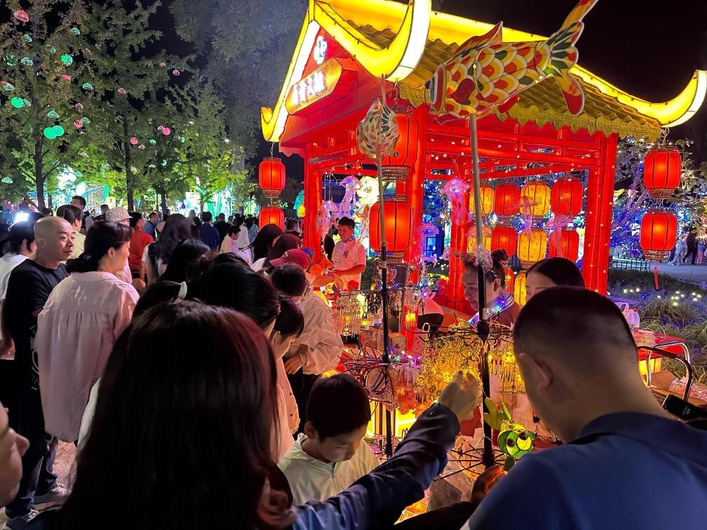 市民游客在2024年北京中秋國慶彩燈游園會上選購特色文創(chuàng)商品。新華社記者楊淑君 攝