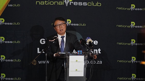 駐南非大使吳鵬出席中國(guó)駐南非使館同南國(guó)家新聞俱樂(lè)部聯(lián)合舉辦的中非合作論壇峰會(huì)成果宣介會(huì)并發(fā)表主旨講話。人民網(wǎng) 劉暢攝