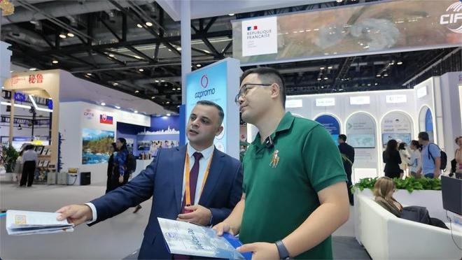 伊和·阿塔里扎德介紹阿塞拜疆產(chǎn)業(yè)園。人民網(wǎng)記者 楊倩攝