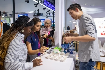 觀眾正在品嘗伊朗的藏紅花茶。人民網(wǎng)記者 翁奇羽攝