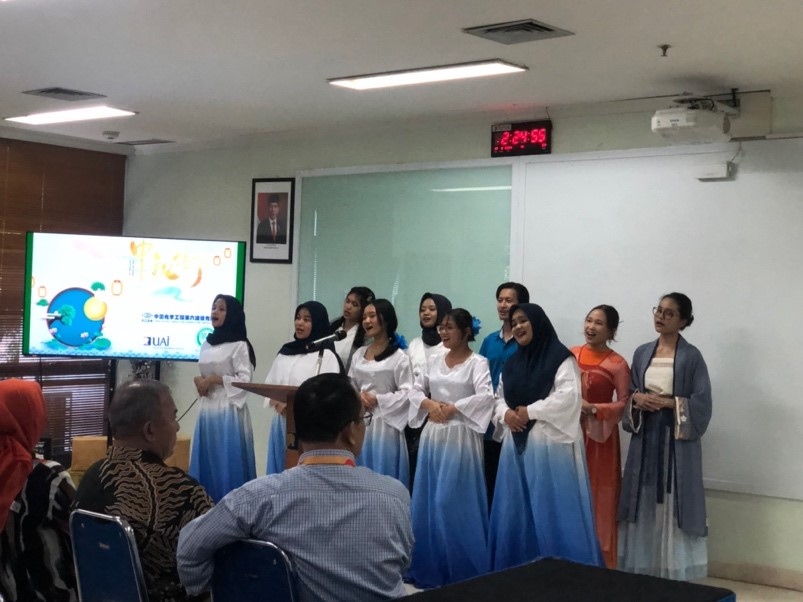 阿拉扎大學(xué)中文系學(xué)生演唱中文歌曲。活動主辦方供圖