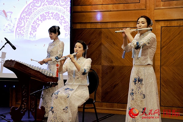 來(lái)自景德鎮(zhèn)的陶瓷音樂(lè)會(huì)在中秋佳節(jié)給英國(guó)倫敦的觀眾帶來(lái)了別樣的文化體驗(yàn)。人民網(wǎng)記者 邢雪攝