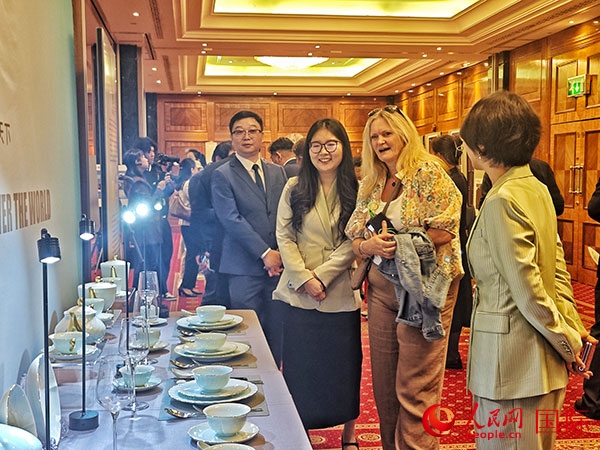 英國(guó)觀眾參觀“景德鎮(zhèn)制”區(qū)域品牌新品。人民網(wǎng)記者 邢雪攝