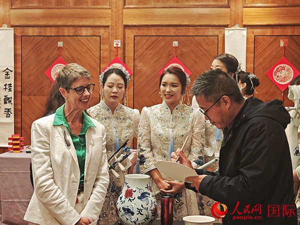 現(xiàn)場(chǎng)的非遺傳承人為英國(guó)觀眾展示畫技。人民網(wǎng)記者 邢雪攝