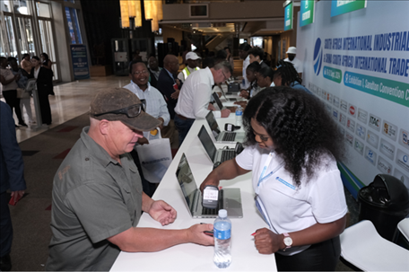 客商現(xiàn)場(chǎng)注冊(cè)參觀展會(huì)。主辦方供圖